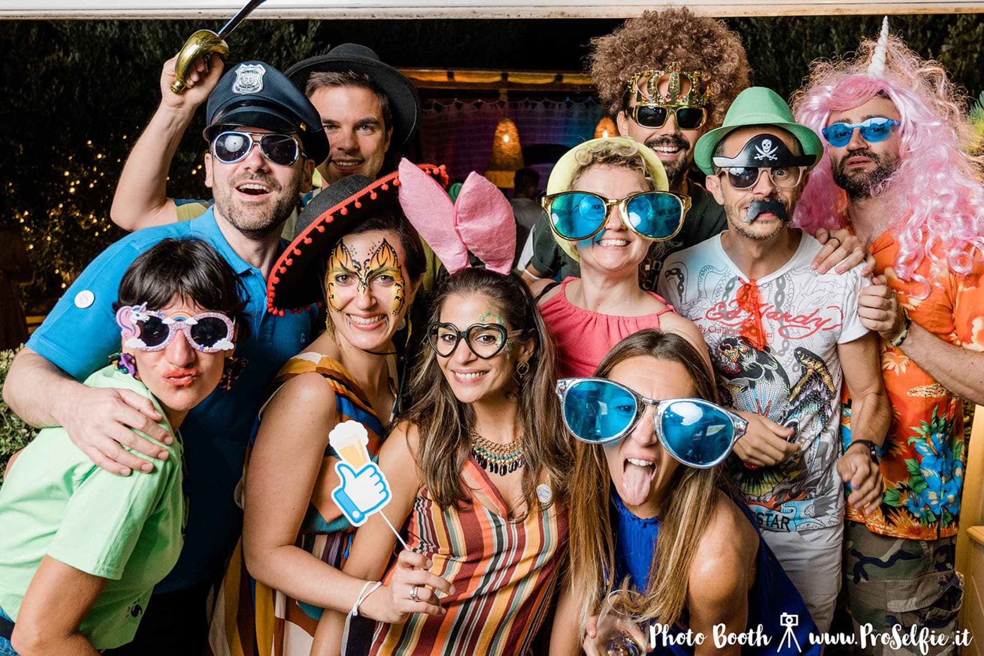 Photo booth con ospiti che si divertono a un evento a Roma — stampa istantanea e accessori