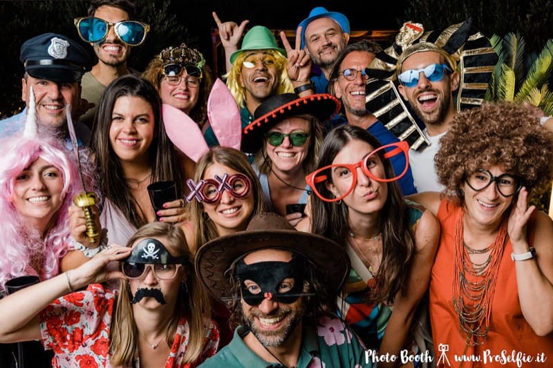 Gruppo di ospiti con gadget divertenti al photo booth Roma