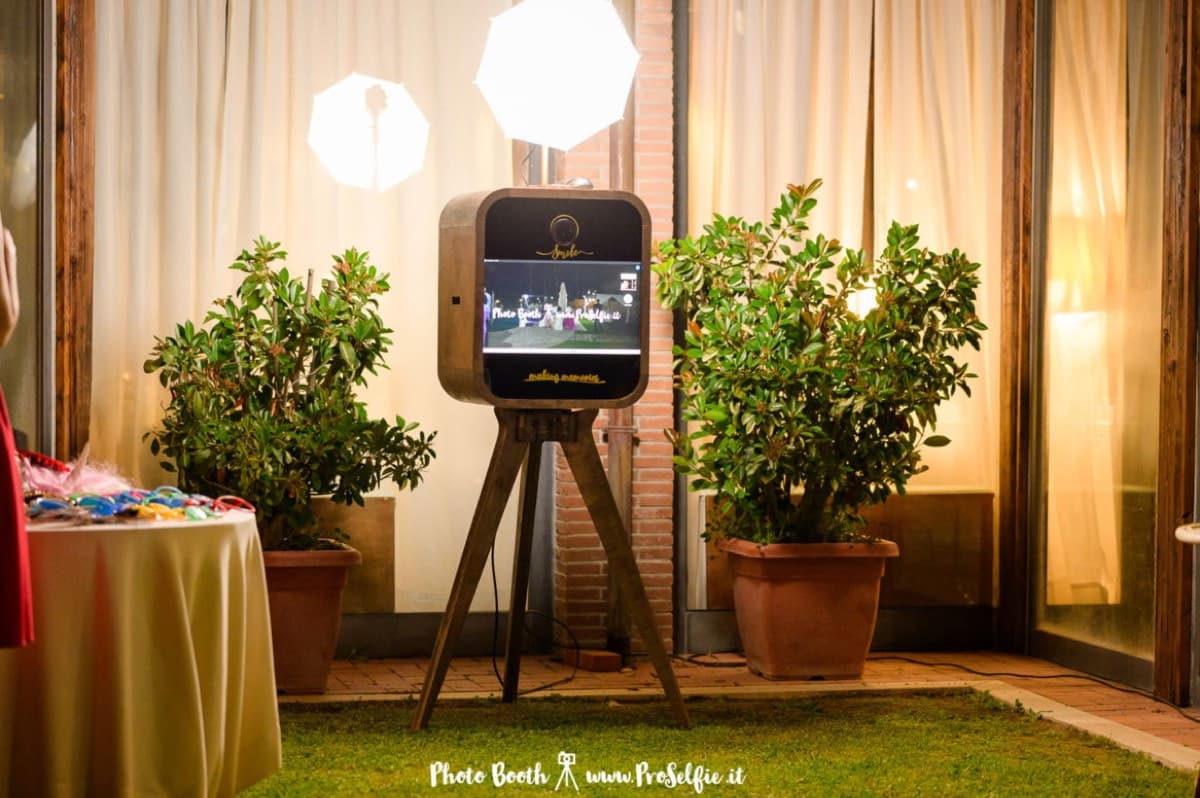 Divertimento al photo booth durante un evento a Roma