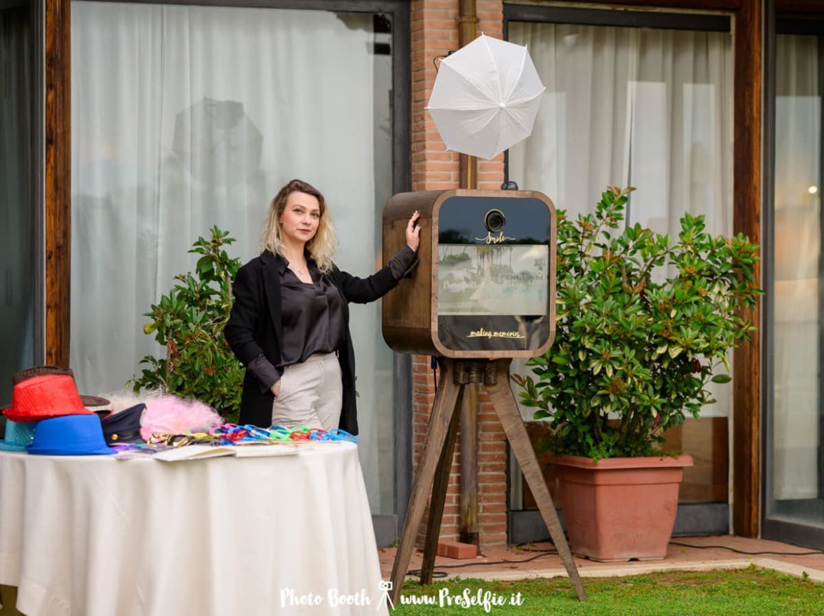 Foto di gruppo al photo booth matrimonio Roma