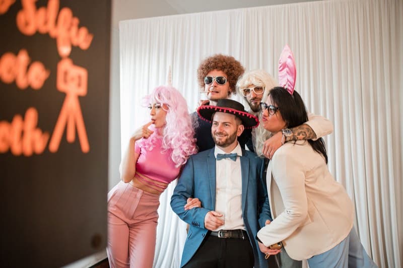 Ospiti con costumi e accessori al photo booth matrimonio