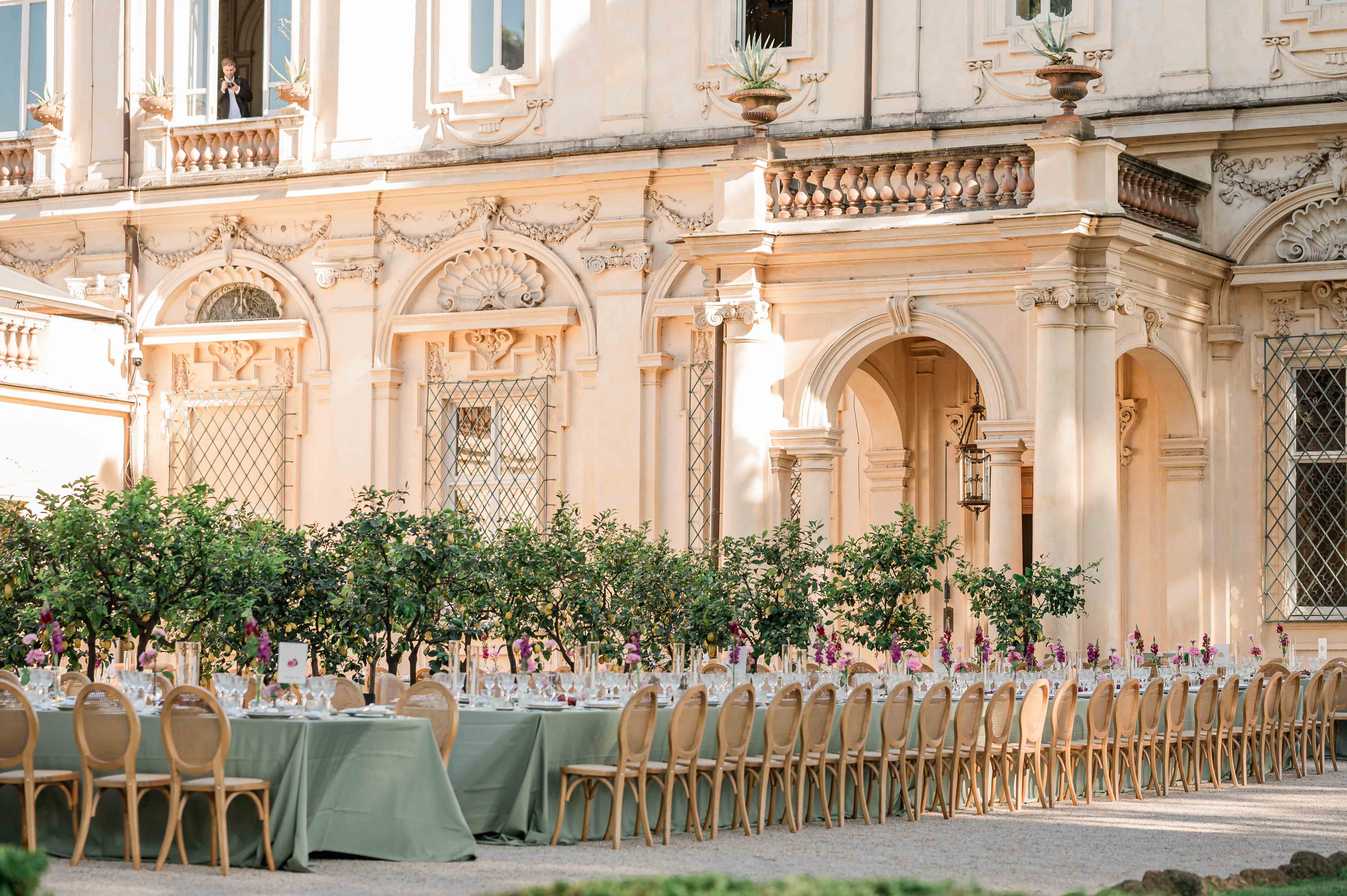 Tavoli imperiali allestiti nel cortile di una villa storica romana per un matrimonio di lusso